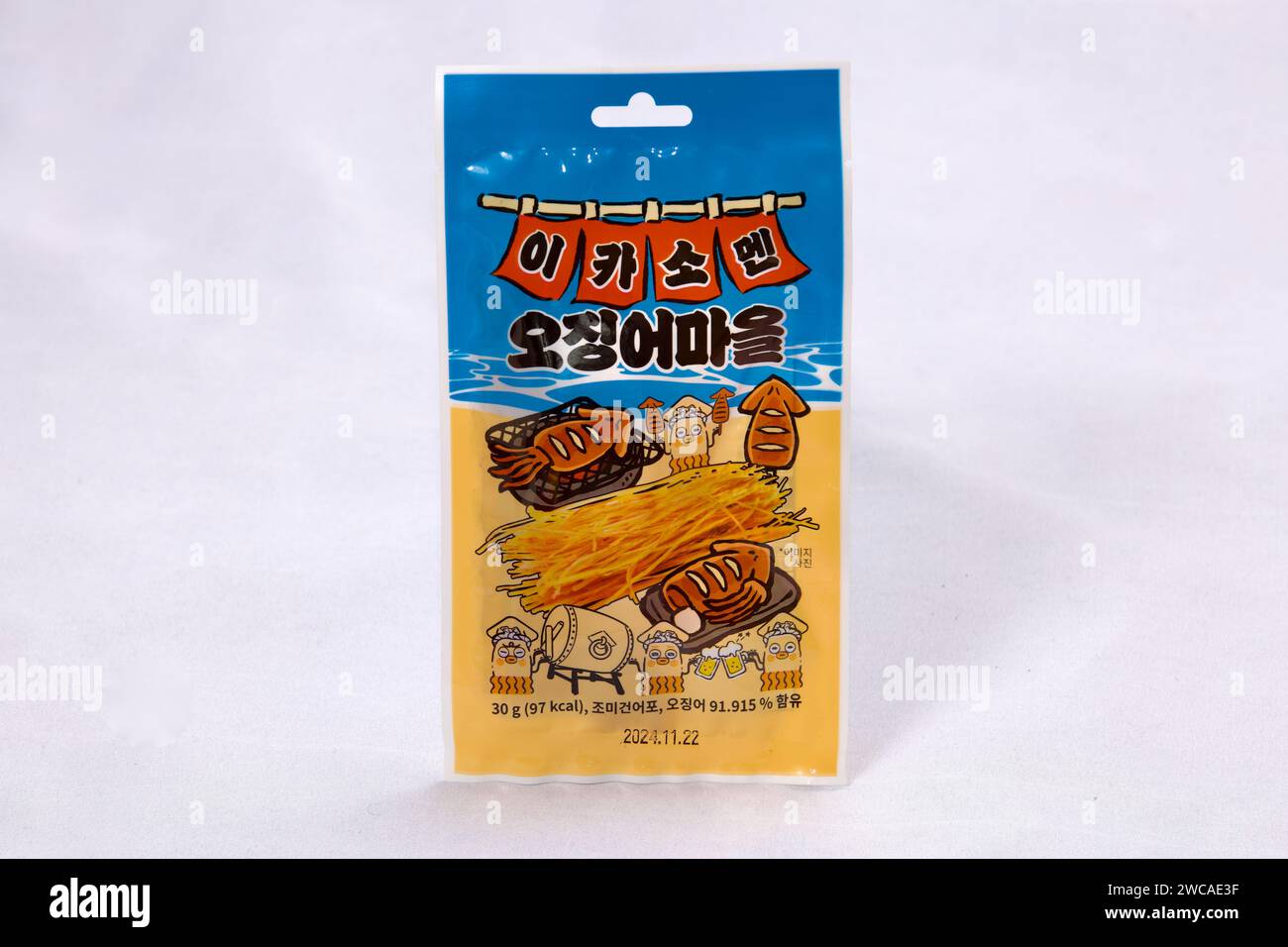 Ulsan, Südkorea - 14. Januar 2024: Abgepackte getrocknete Tintenfische aus dem „Squid Village“, die traditionelle koreanische Meeresfrüchte-Snacks serviert Stockfoto