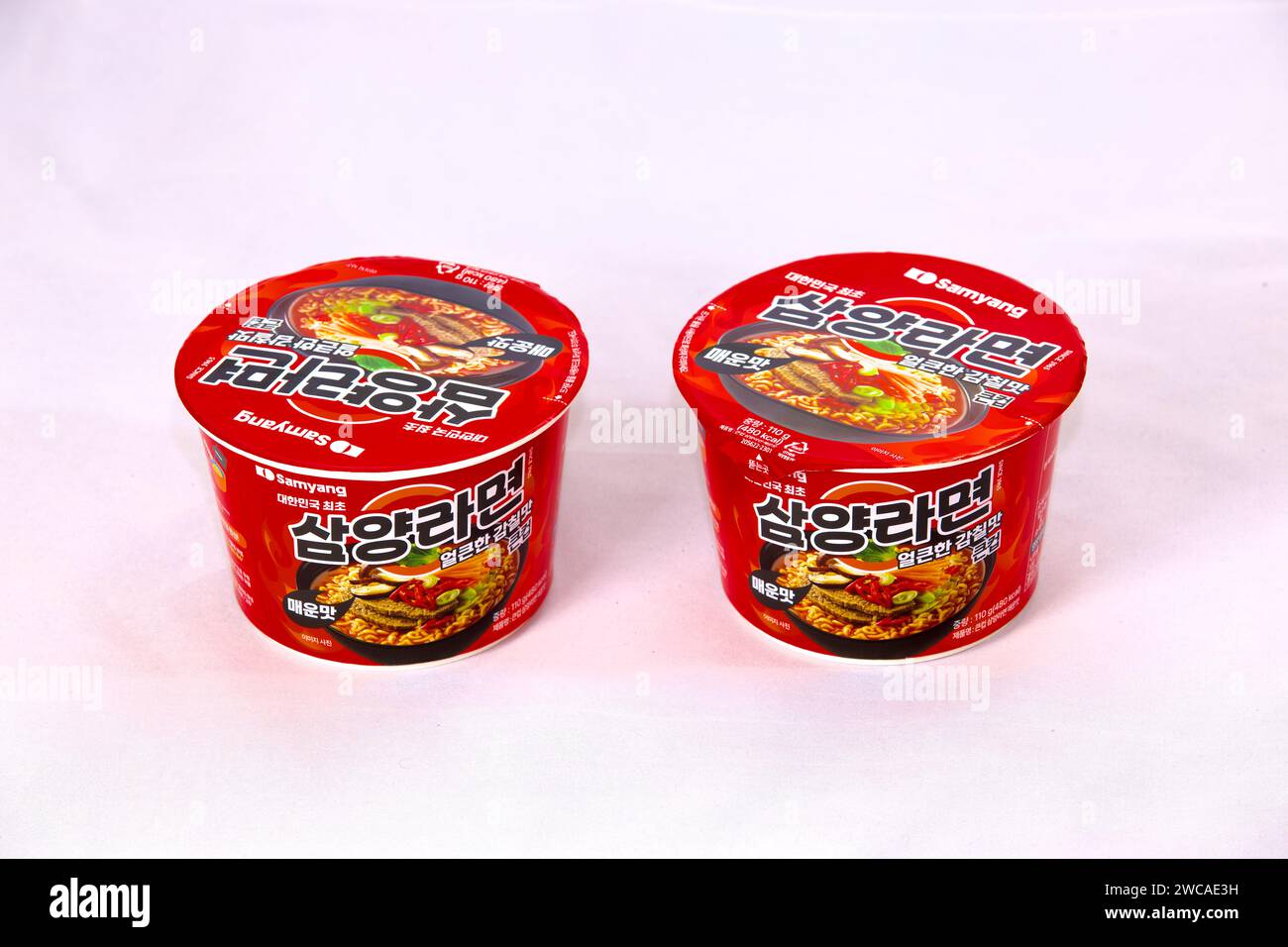 Ulsan, Südkorea - 14. Januar 2024: Zwei Packungen von Samyangs scharfen Umami-Ramen in runden Bechern, in kräftigen roten Verpackungen, die dieses po hervorheben Stockfoto