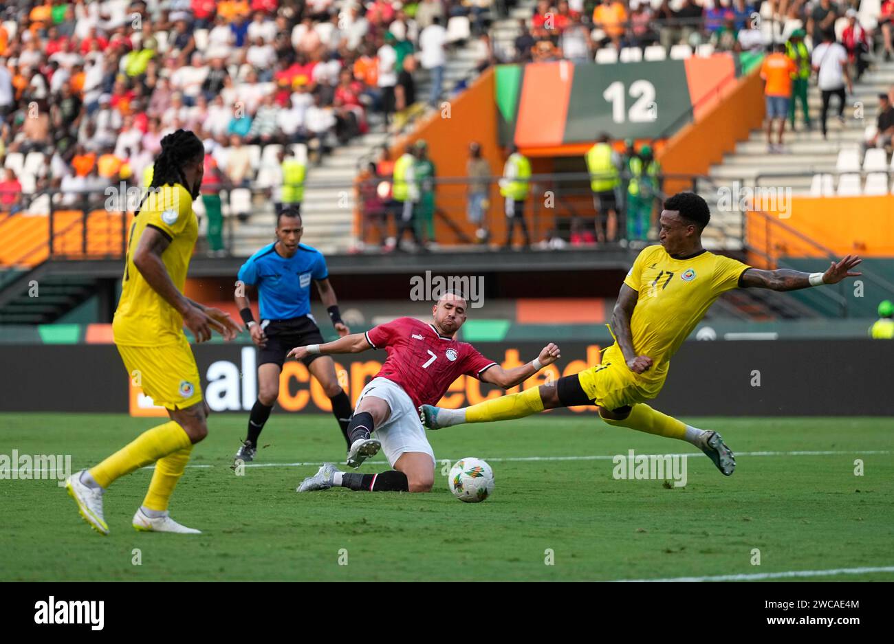 14. Januar 2024: Mahmoud Ahmed Ibrahim Hassan (Ägypten) schießt beim Spiel der Gruppe B des Afrikanischen Nationalcups Ägypten gegen Mosambik im Stade Felix Houphouet-Boigny, Abidjan, Elfenbeinküste. Kim Preis/CSM Stockfoto