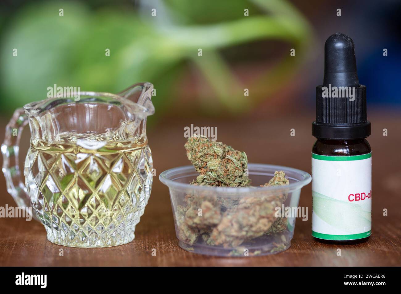 CBD-Öl auf einem Tisch mit Cannabisblumen. Stockfoto