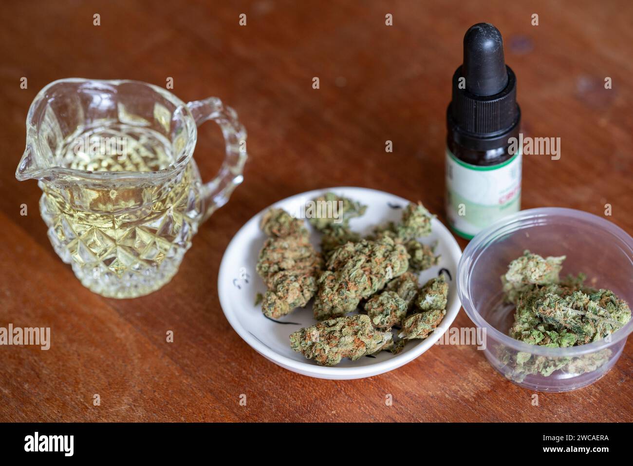 CBD-Öl auf einem Tisch mit Cannabisblumen. Stockfoto