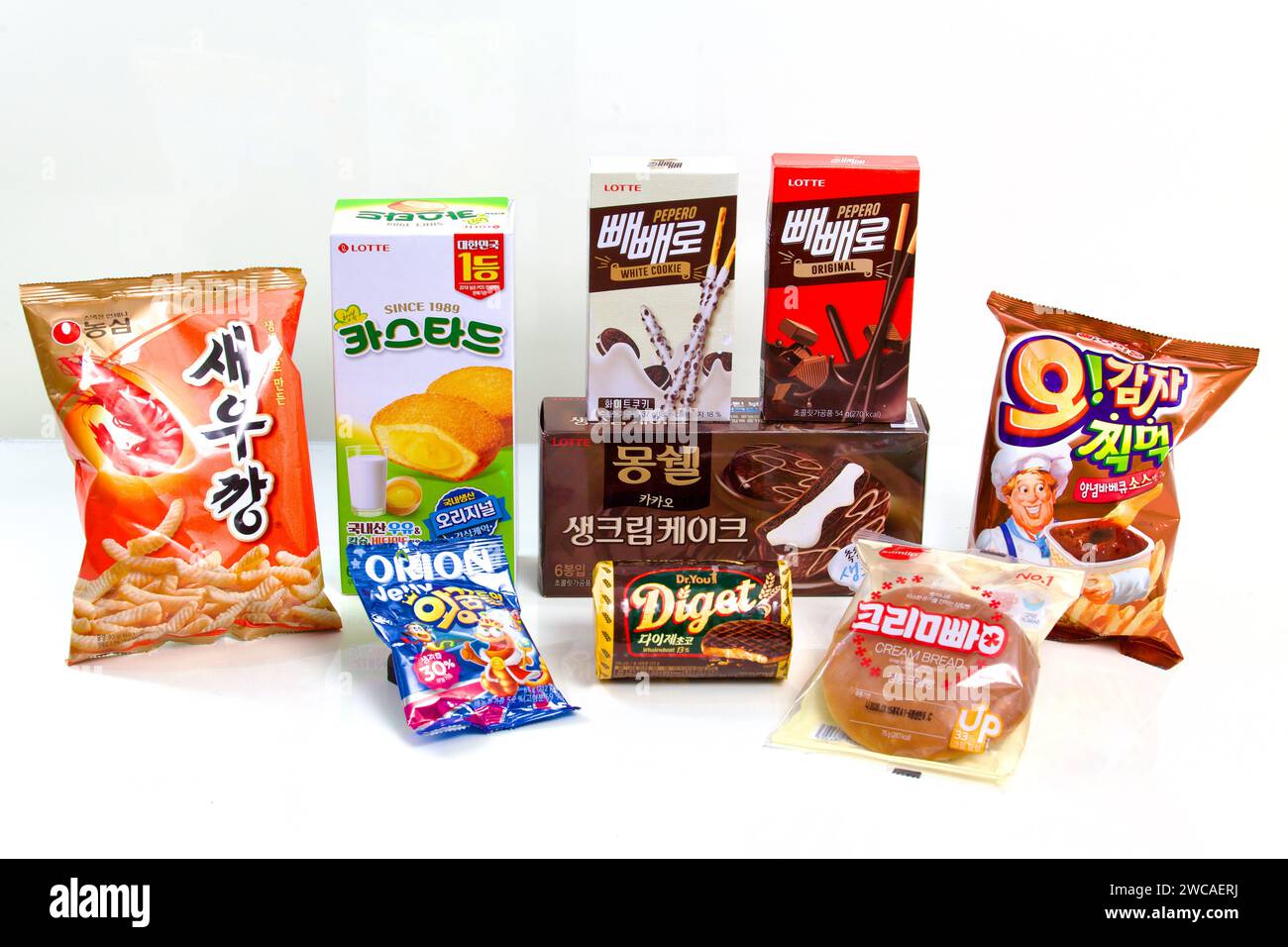 Ulsan, Südkorea - 6. März 2020: Eine Auswahl an koreanischen Snacks, darunter Garnelenchips, Puddingkuchen, Pepero, Choco Pie mit Sahnefüllung, cr Stockfoto