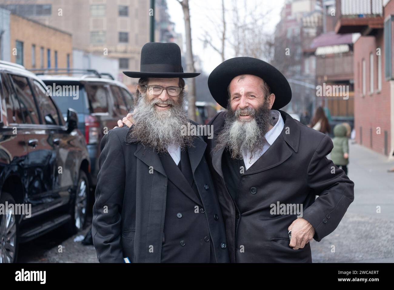 Gute Freunde, Likey von der Satmar-Gruppe, lachen in der Wallabout Street in Williamsburg, Brooklyn, New York. Stockfoto