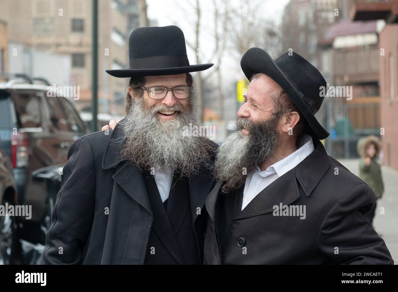 Gute Freunde, Likey von der Satmar-Gruppe, lachen in der Wallabout Street in Williamsburg, Brooklyn, New York. Stockfoto