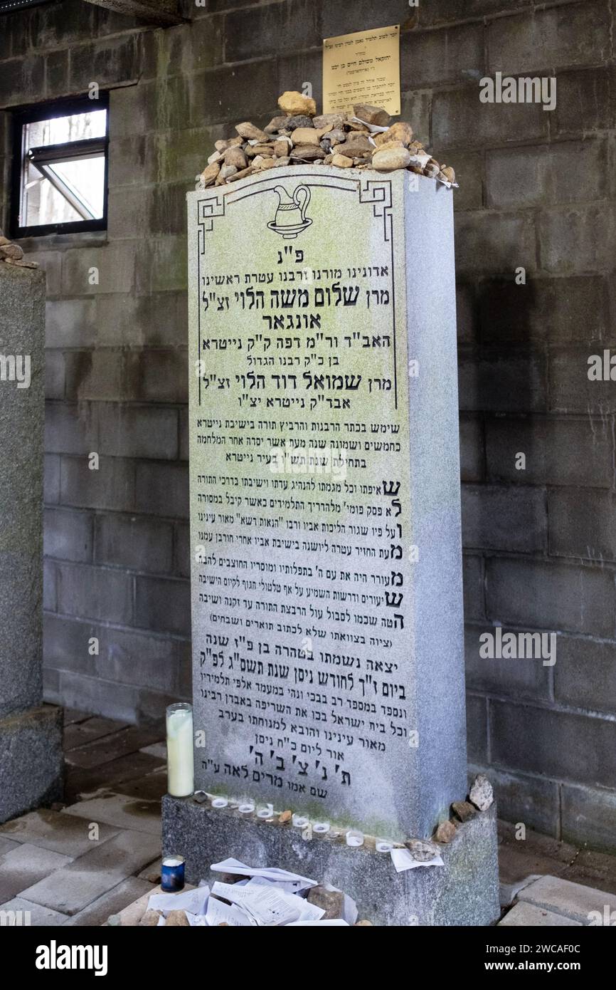 Grabstein und Begräbnisstätte von Rabbi Shalom Moishe Unger, einem ehemaligen Oberrabbiner der Nitra-chassidischen Gruppe. Auf dem Kiyas Nitra Friedhof in Westchester NY Stockfoto