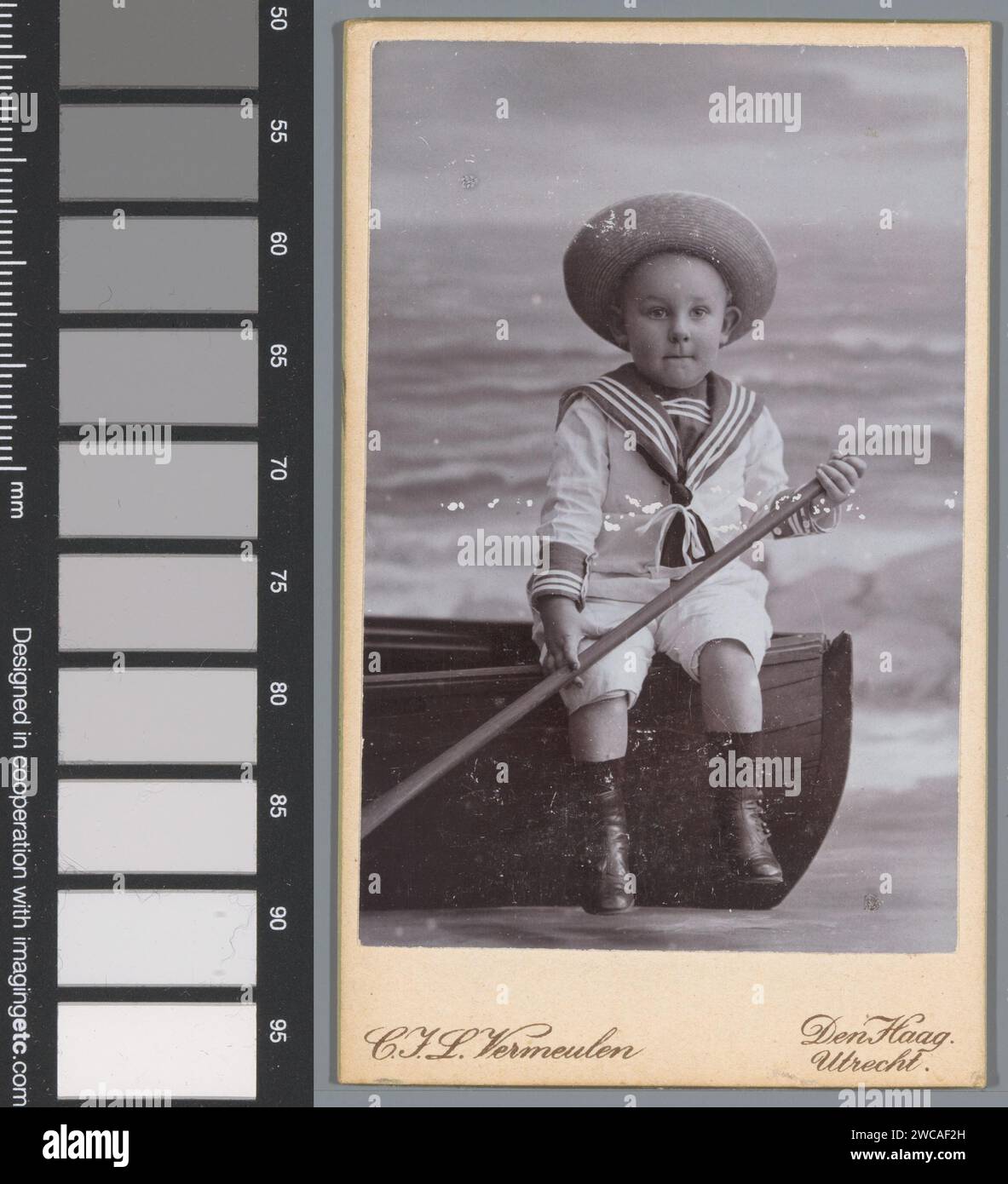 Porträt eines unbekannten Jungen mit einem Matrosenanzug auf einem Boot, Cornelis Johannes Lodewicus Vermeulen, um 1890 - um 1915 Fotografie. Besuchen Sie die Karte aus Karton. Papier. Fotografischer Unterstützungsjunge (Kind zwischen Kleinkind und Jugend). Matrose Stockfoto