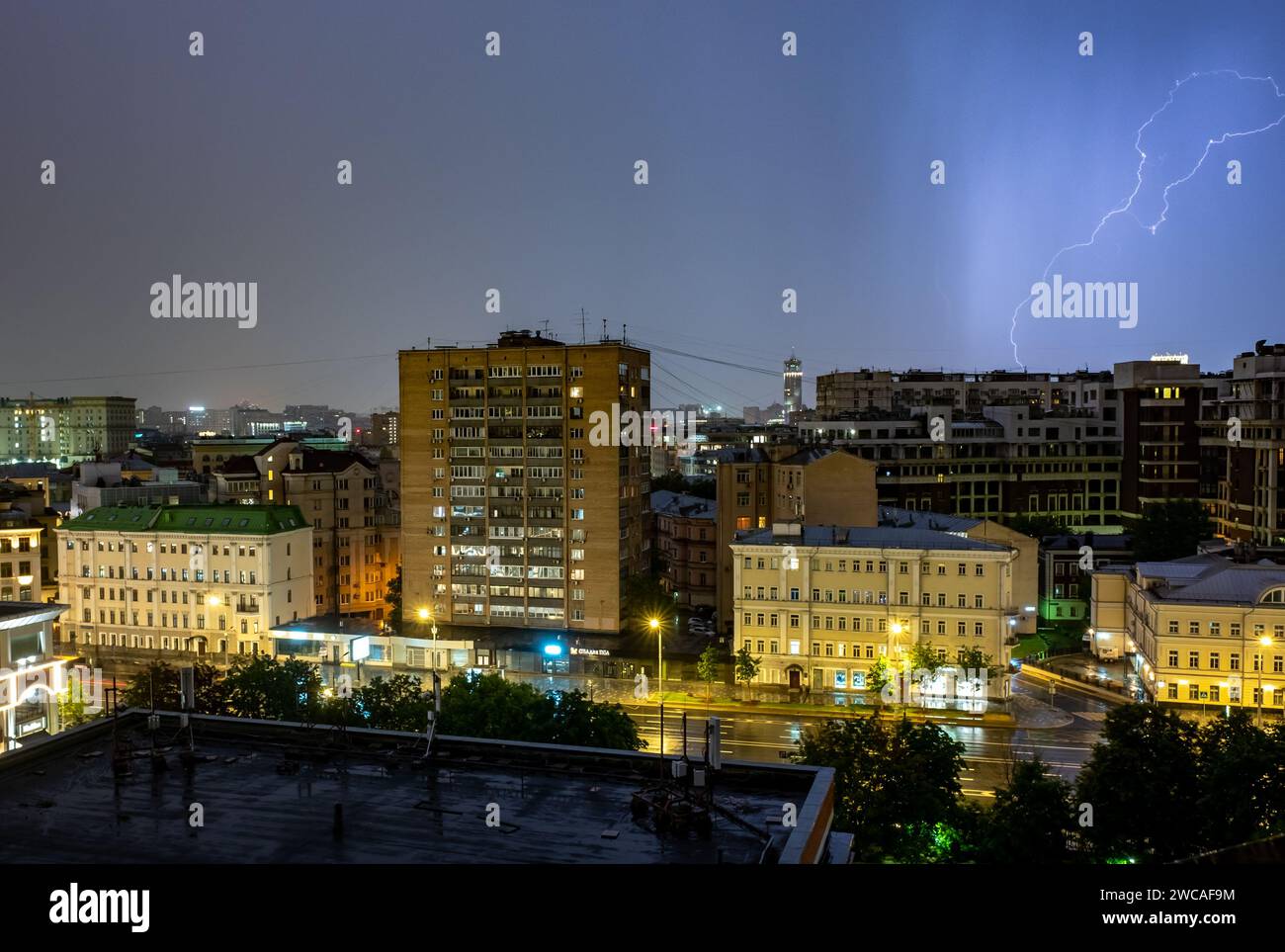Juli 2022, Moskau, Russland. Blitze am Nachthimmel während eines Gewitters im Zentrum der russischen Hauptstadt. Stockfoto