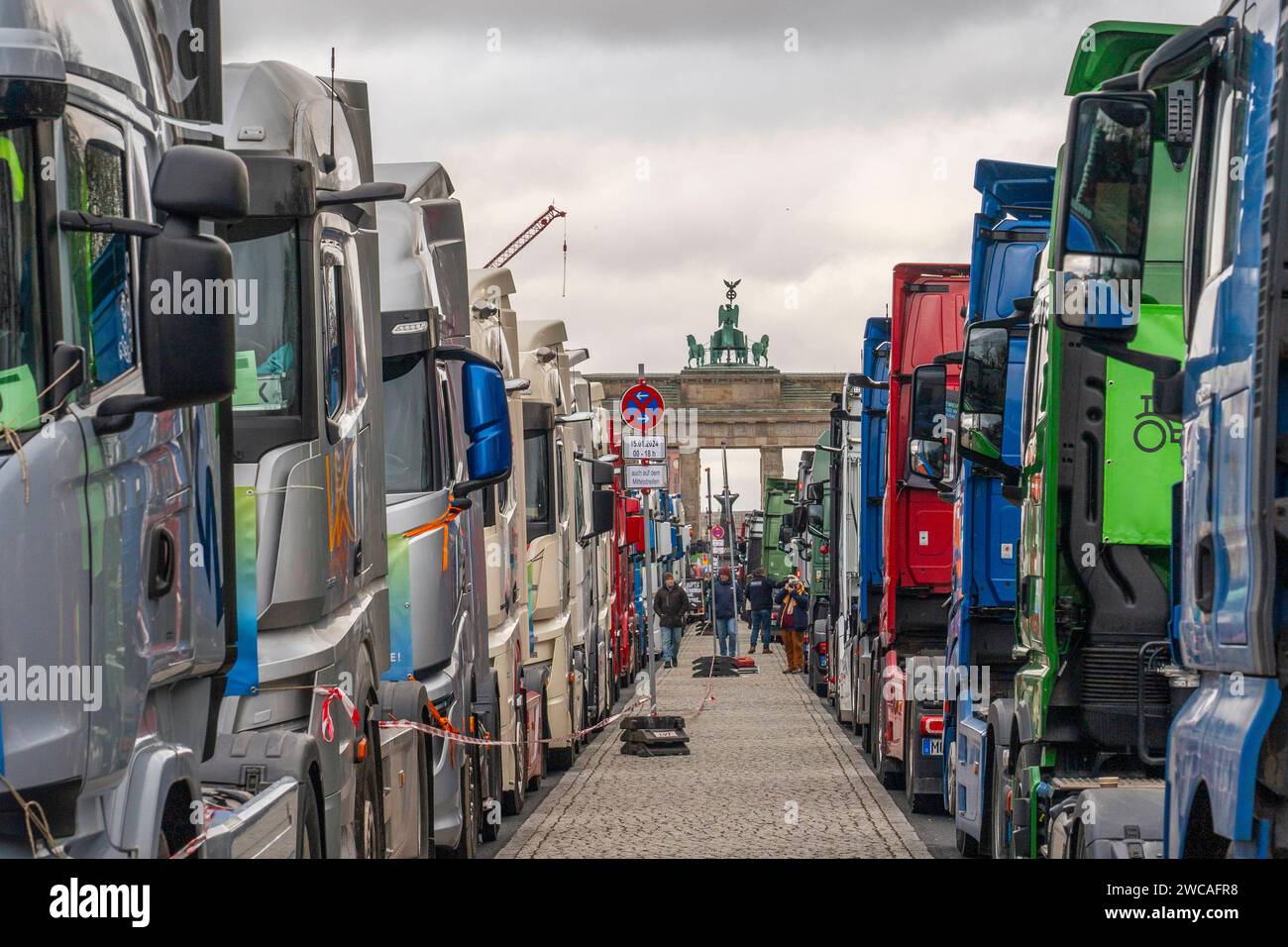 Etwa 30000 Bauern aus allen Bundesländern protestieren vor dem Brandenburger Tor in Berlin gegen die Agrarpolitik der Bundesregierung. Dem Protest angeschlossen haben sich auch Transportunternehmen mit ihren LKW s. im Hintergrund das Brandenburger Tor. *** Rund 30.000 Bauern aus allen bundesländern protestieren gegen die Agrarpolitik des Bundes vor dem Brandenburger Tor in Berlin auch Transportunternehmen haben sich dem Protest angeschlossen, mit ihren Lkws das Brandenburger Tor im Hintergrund Stockfoto