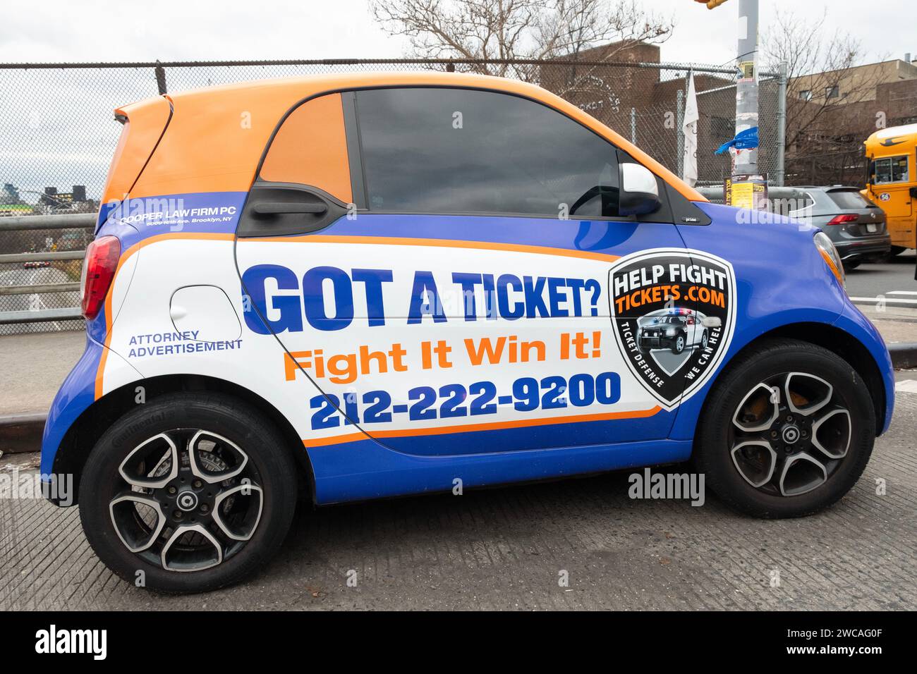 Farbenfrohe Smart Car Werbung für die Cooper Anwaltskanzlei PC, die Tickets wie Geschwindigkeitsübertretung, Parken, Sicherheitsgurte usw. bekämpfen Auf der Bedford Avenue in Williamsburg. Stockfoto