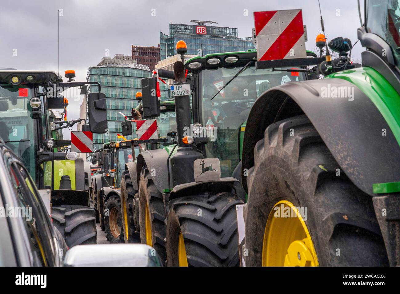 Etwa 30000 Bauern aus allen Bundesländern protestieren vor dem Brandenburger Tor in Berlin gegen die Agrarpolitik der Bundesregierung. Im Hintergrund die Hochhäuser am Potsdamer Platz. *** Rund 30.000 Bauern aus allen bundesländern protestieren vor dem Brandenburger Tor in Berlin gegen die Agrarpolitik des Bundes im Hintergrund stehen die Hochhäuser am Potsdamer Platz Stockfoto