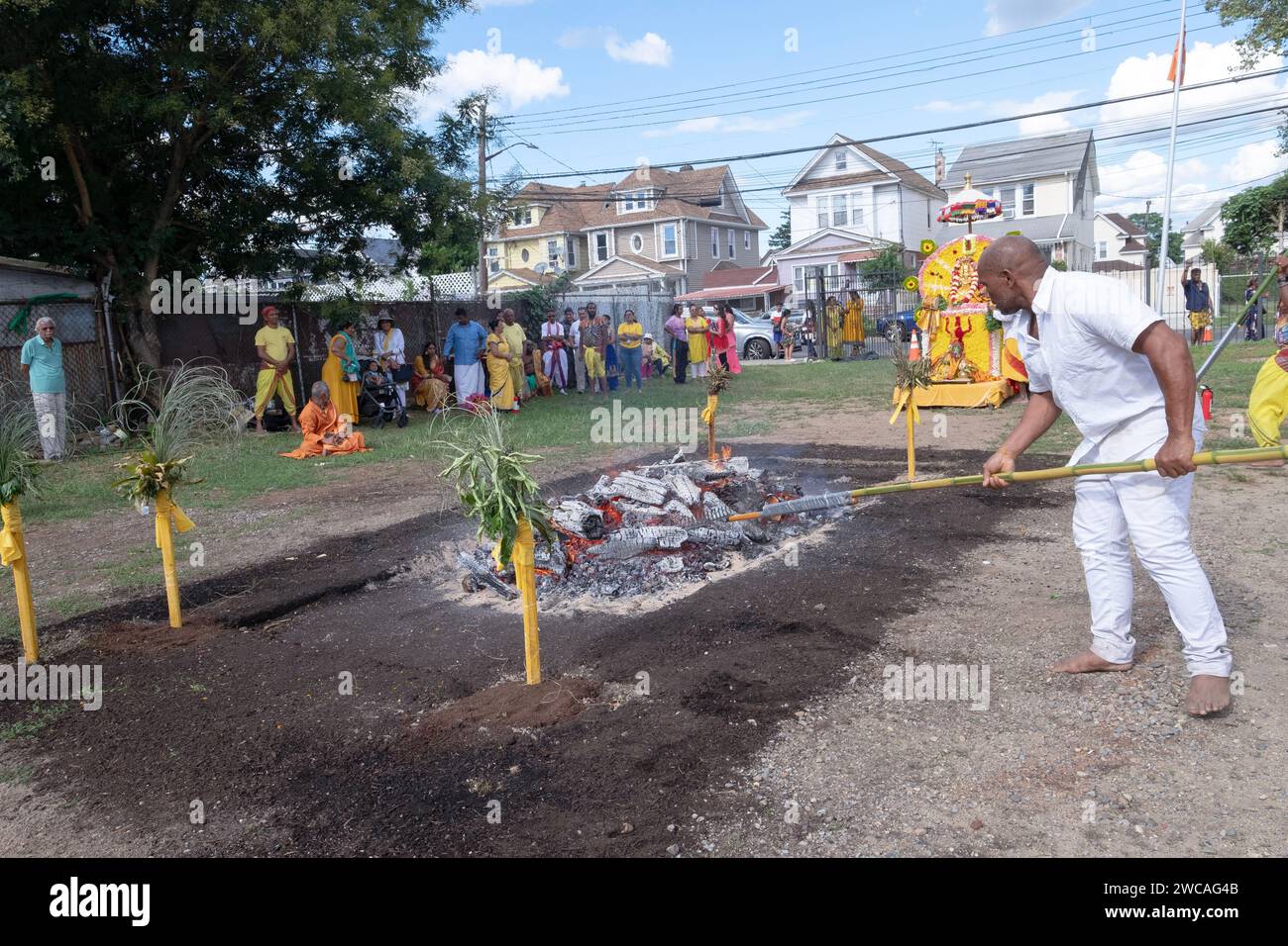 Ein frommer Hindumann bereitet ein Bett aus heißer Glut für das Thimithi-Feuerwanderritual vor. Auf dem Arya Spiritual Grounds in Jamaica, Queens, New York. Stockfoto