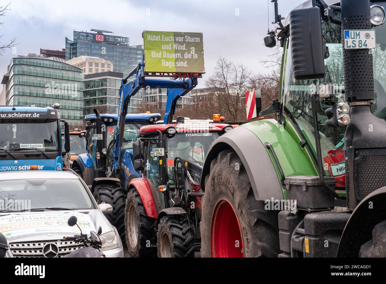 Etwa 30000 Bauern aus allen Bundesländern protestieren vor dem Brandenburger Tor in Berlin gegen die Agrarpolitik der Bundesregierung. Im Hintergrund die Hochhäuser am Potsdamer Platz. *** Rund 30.000 Bauern aus allen bundesländern protestieren vor dem Brandenburger Tor in Berlin gegen die Agrarpolitik des Bundes im Hintergrund stehen die Hochhäuser am Potsdamer Platz Stockfoto