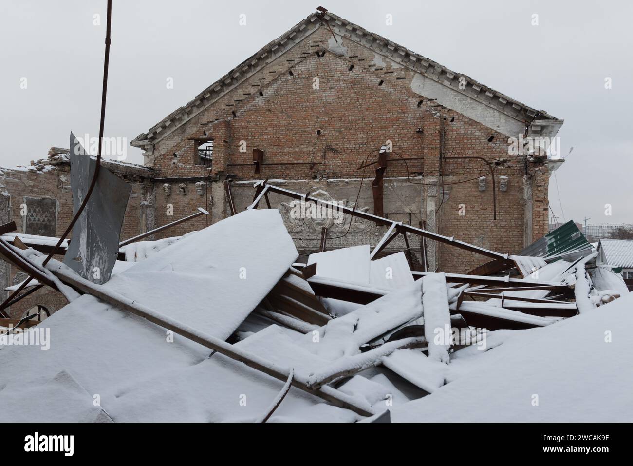 Nicht exklusiv: REGION KIEW, UKRAINE - 13. JANUAR 2024 - das Gebäude des Zentralen Kulturhauses wurde durch die russische Besetzung der Stadt beschädigt Stockfoto