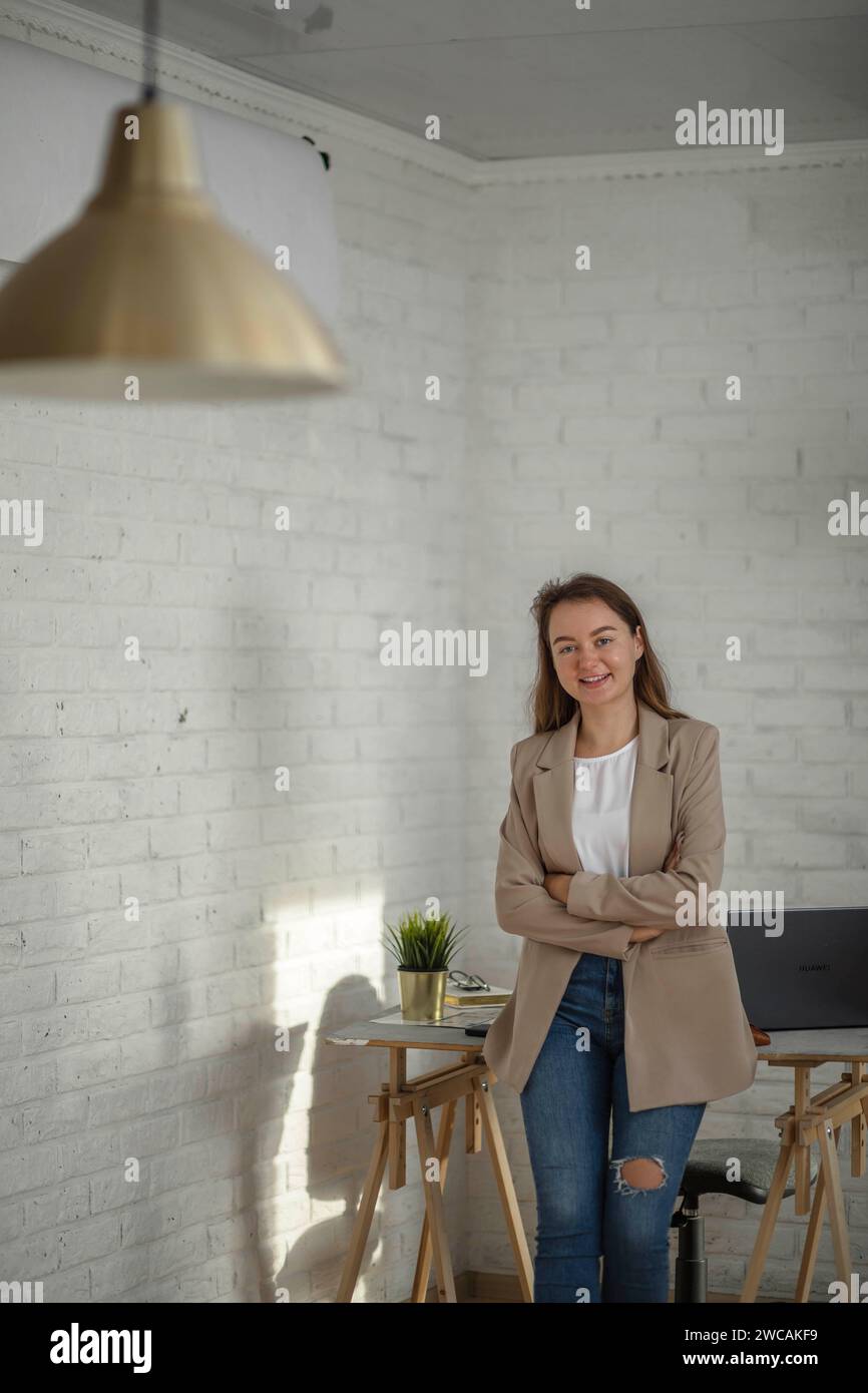 Glückliche Geschäftsfrau im Büro. Stilvoller, schöner Manager, der an Finanz- und Marketingprojekten arbeitet Stockfoto