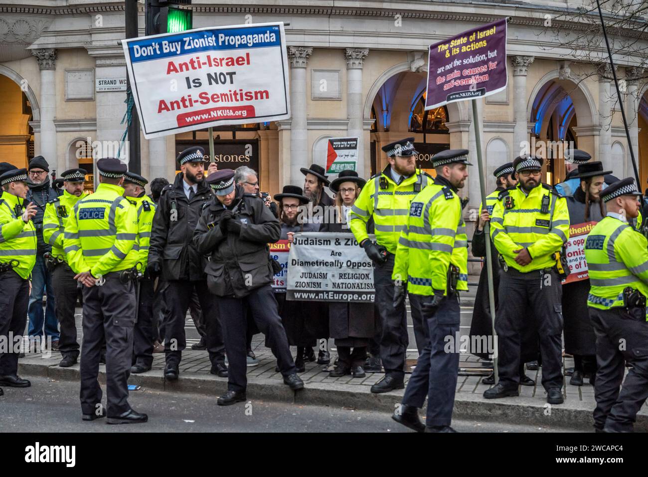 Starke Polizeipräsenz bei Gegenprotesten chassidischer Juden bei der Pro-Israel-Kundgebung auf dem Trafalgar-Platz, in der die Freilassung von Geiseln gefordert und 100 markiert wurde Stockfoto