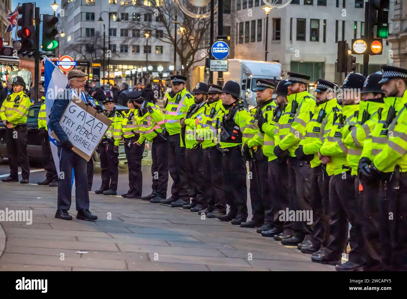 Einziger jüdischer Demonstrant mit der Plakette "Gaza, Versuch Frieden mit Israel" vor der Polizeilinie bei der Pro-Israel-Kundgebung auf dem Trafalgar-Platz Stockfoto