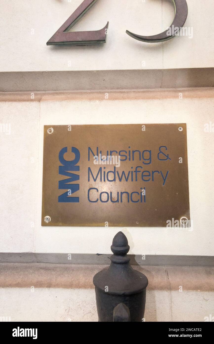 Namensschild aus Messing vor den Büros des Nursing and Midwifery Council – NMC am 23 Portland Place London W1B 1PZ. UK. (137) Stockfoto