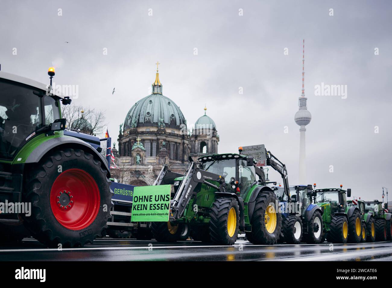 Strassenblockaden im Zentrum von Berlin, aufgenommen im Rahmen der Bauern-Proteste in Berlin, 15.01.2024. Berlin Deutschland *** Straßenblockaden im Zentrum Berlins, während der Bauernproteste in Berlin, 15 01 2024 Berlin Deutschland Copyright: XFelixxZahnx Stockfoto