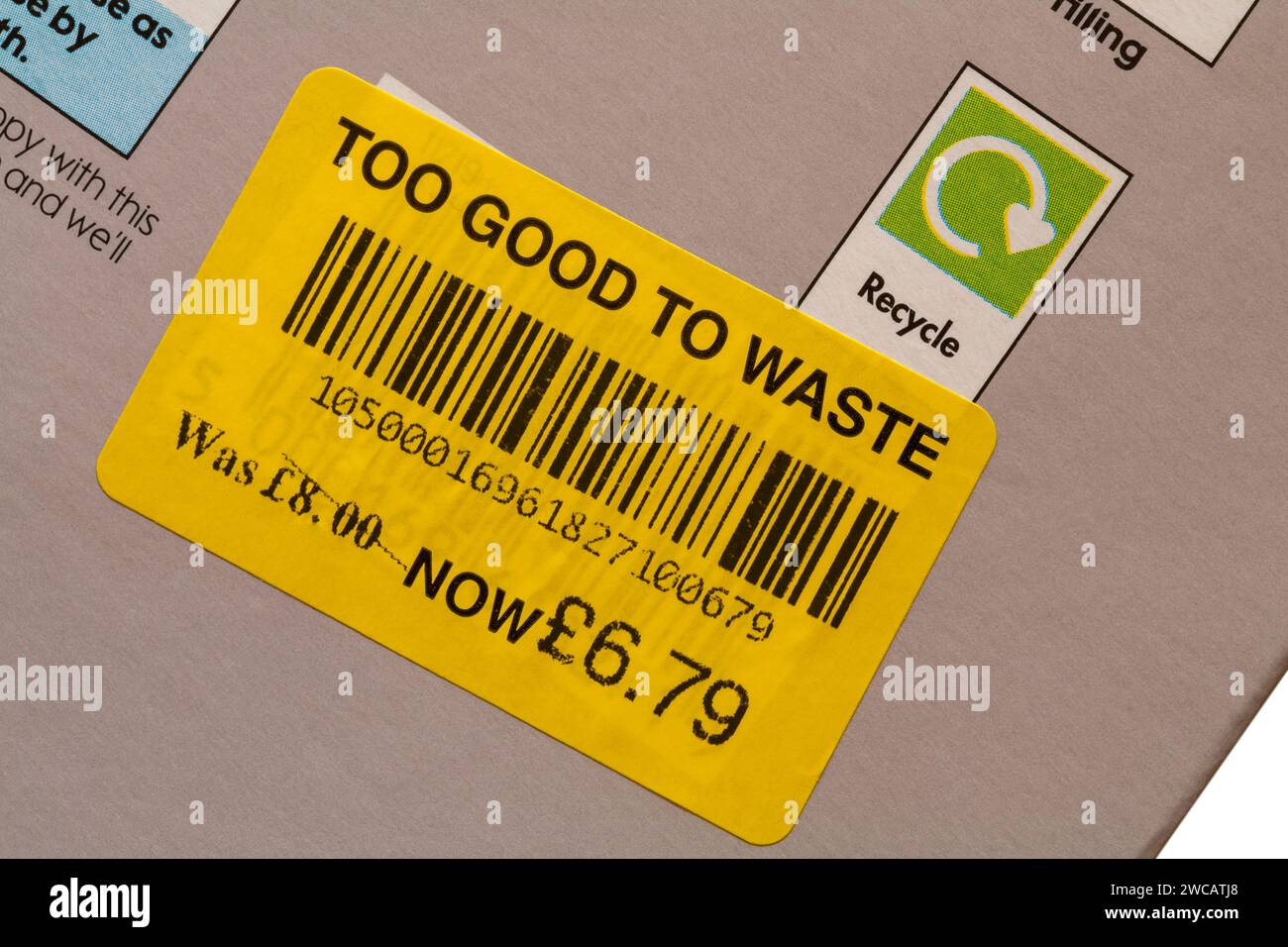 Zu gut zum Verschwenden gelber Aufkleber auf der Schachtel mit langsam gekochtem Steak & Rotwein Pie von Waitrose Stockfoto