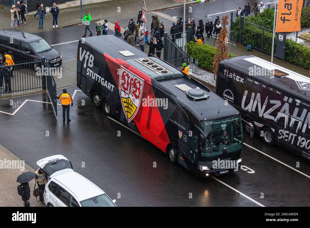 Sport, Fußball, Bundesliga, 2023/2024, Borussia Mönchengladbach vs. VfB Stuttgart 3-1, Mannschaftsbus des VfB Stuttgart, DFL-VORSCHRIFTEN VERBIETEN JEDE VERWENDUNG VON FOTOGRAFIEN ALS BILDSEQUENZEN UND/ODER QUASI-VIDEO Stockfoto