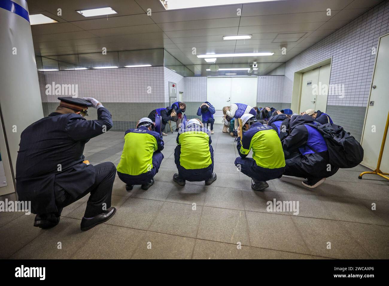 Tokio, Japan. Januar 2024. Während einer Sicherheitsübung zur Evakuierung von Anwohnern und anderen zu unterirdischen Stationsgebäuden werden Anwohner durch die U-Bahn-Station Higashi-Nakano in Tokio (Japan) beobachtet, wie sie sich durch die U-Bahn-Station Toei bewegen, nachdem ein J-Alarm in Tokio (Japan) ausgegeben wurde. Die Spannungen in der Region haben sich in den letzten Wochen durch die Abfeuerung von Projektilen in die Gewässer vor der Küste Nordkoreas verschärft. (Credit Image: © POOL via ZUMA Press Wire) NUR REDAKTIONELLE VERWENDUNG! Nicht für kommerzielle ZWECKE! Stockfoto