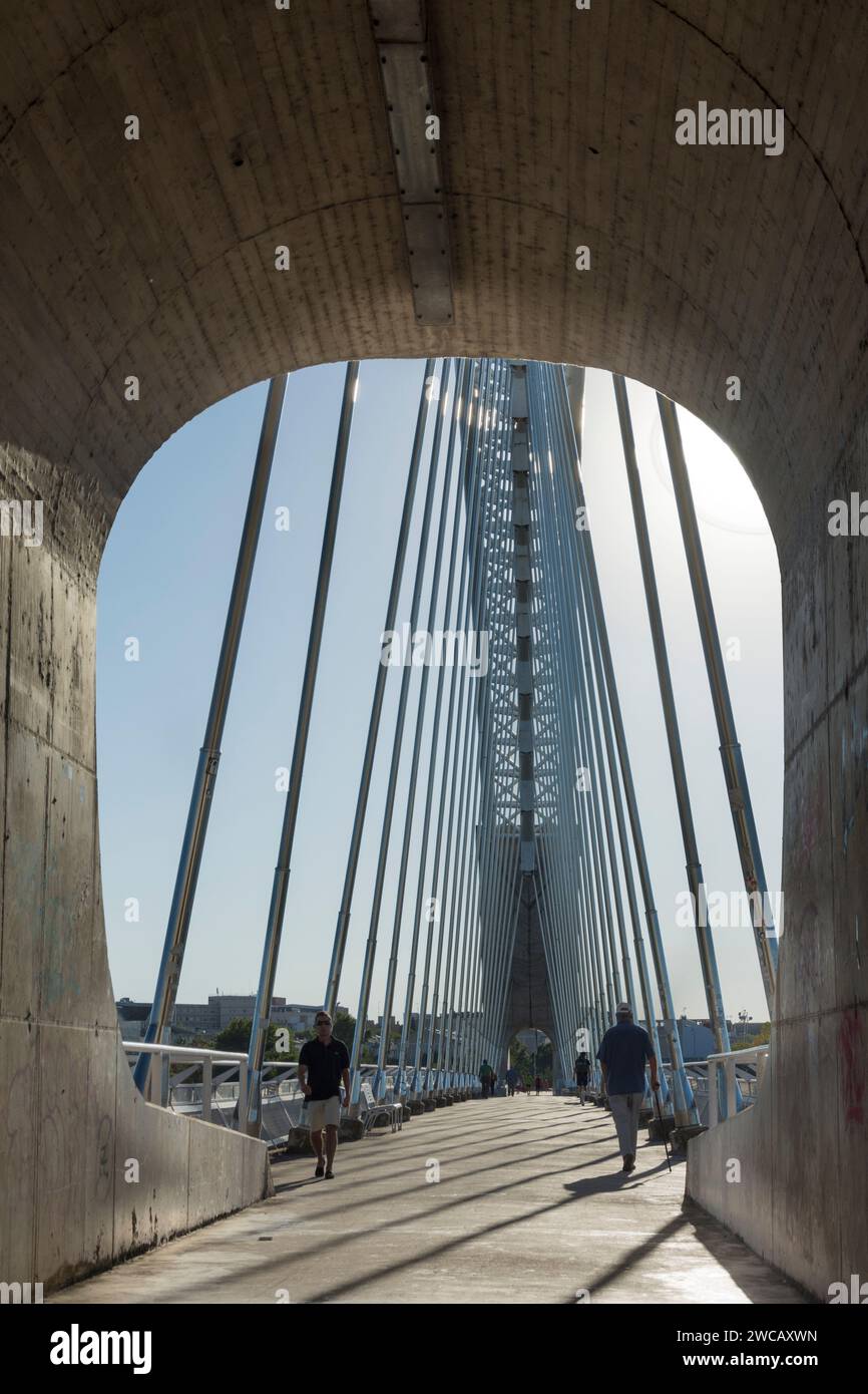 Fußgängerzone auf der modernen Lusitania-Brücke in Mérida, Extremadura, Spanien. Stockfoto