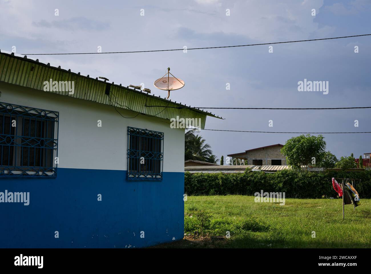 (240115) -- ABIDJAN, 15. Januar 2024 (Xinhua) -- auf einem Dach im Dorf Yaou, Cote d'Ivoire, 14. Januar 2024 wird Ein Satellitenempfangsgerät gesehen. Tausende von Menschen, die in abgelegenen Gebieten in der Elfenbeinküste und anderen afrikanischen Ländern lebten, konnten die Spiele zu Hause anschauen, als am Samstag der Afrikacup der Nationen (AFCON) 2023 begann, dank der Sendedienste von StarTimes, einem chinesischen Digital-TV-Betreiber. Ein Projekt, das 10.000 afrikanische Dörfer mit Satellitenfernsehdiensten verbinden soll, wurde während des Gipfels des Forums zur Zusammenarbeit zwischen China und Afrika (FOCAC) in Johannesburg (Süd-AFR) vorgeschlagen Stockfoto