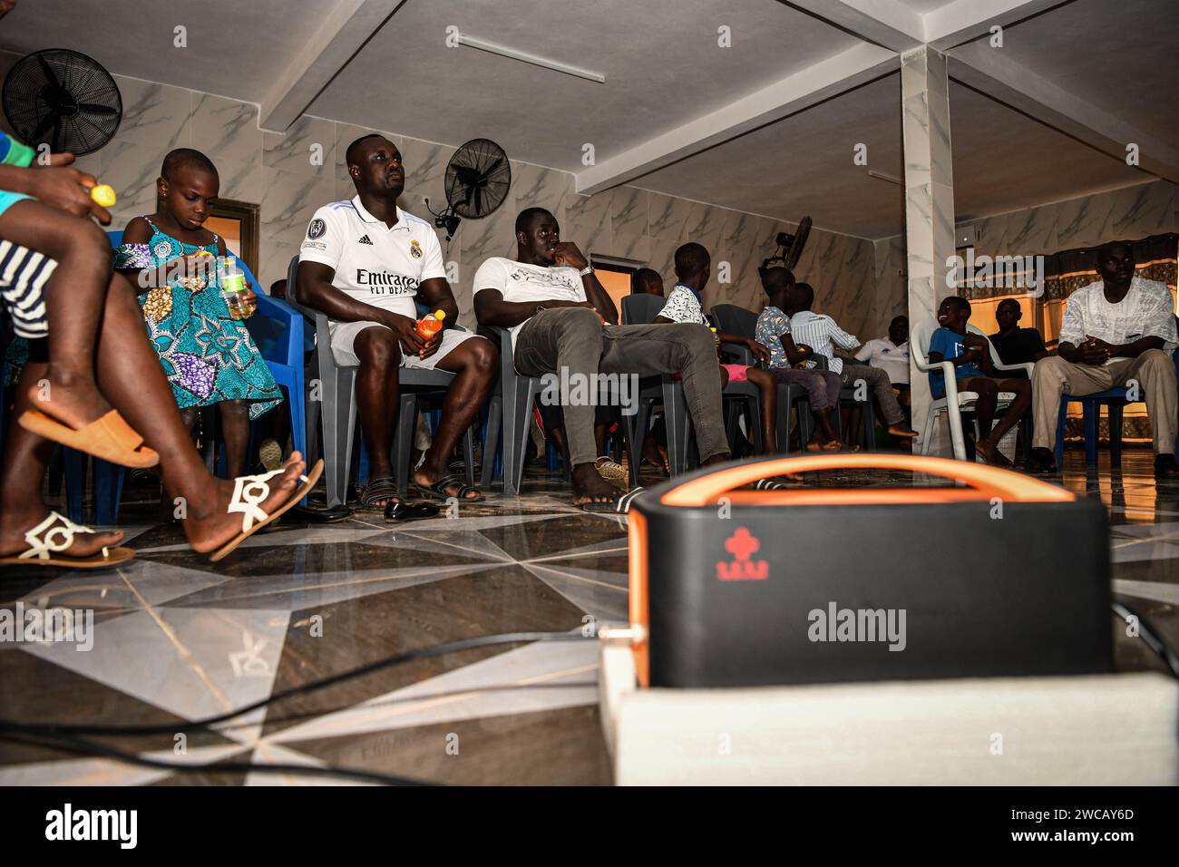 (240115) -- ABIDJAN, 15. Januar 2024 (Xinhua) -- die Menschen sehen die Spiele des Afrikapokals 2023 (AFCON) mit Hilfe des chinesischen Satellitenfernsehprojekts im Dorf Yaou, Cote d'Ivoire, 14. Januar 2024. Tausende von Menschen, die in abgelegenen Gebieten in der Elfenbeinküste und anderen afrikanischen Ländern lebten, konnten die Spiele zu Hause anschauen, als am Samstag der Afrikacup der Nationen (AFCON) 2023 begann, dank der Sendedienste von StarTimes, einem chinesischen Digital-TV-Betreiber. Ein Projekt, das 10.000 afrikanische Dörfer mit Satellitenfernsehdiensten verbinden soll, wurde während des Forums on CH vorgeschlagen Stockfoto