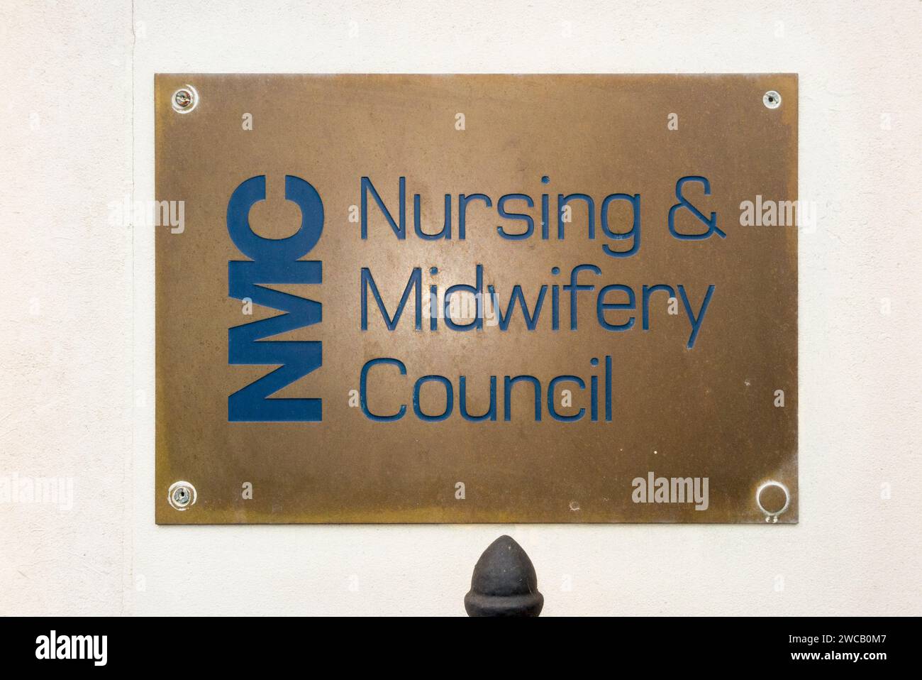 Namensschild aus Messing vor den Büros des Nursing and Midwifery Council – NMC am 23 Portland Place London W1B 1PZ. UK. (137) Stockfoto