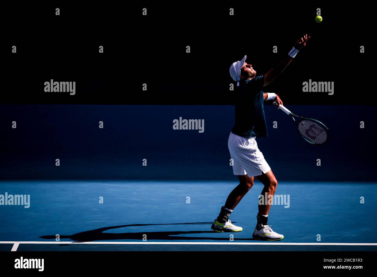 Melbourne, Victoria, Australien. Januar 2024. MELBOURNE, AUSTRALIEN – 14. JANUAR: Facundo Diaz Acosta aus Argentinien spielt Taylor Fritz aus den USA am Tag 1 der Australian Open 2024 im Melbourne Park am 14. Januar 2024 in Melbourne, Australien. (Kreditbild: © Chris Putnam/ZUMA Press Wire) NUR REDAKTIONELLE VERWENDUNG! Nicht für kommerzielle ZWECKE! Stockfoto