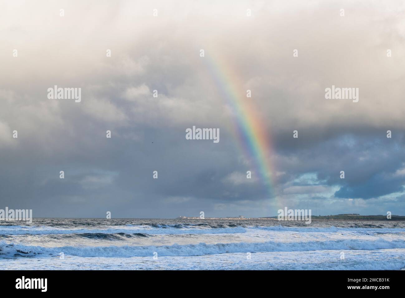 Rainbow über Burghead vom Findhorn Beach. Findhorn, Morayshire, Schottland Stockfoto