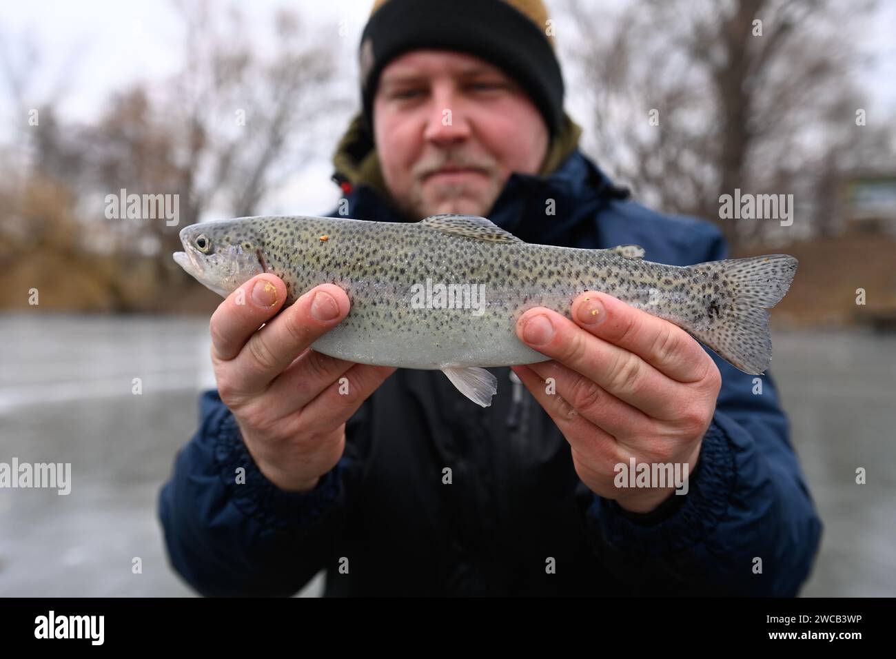 Borsice, Region Uherske Hradiste. Januar 2024. Eisfischen am Teich ... Borsice, Region Uherske Hradiste. Januar 2024. Eisfischen am Teich ...