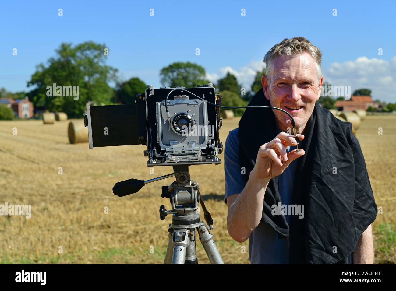 Mann mit großformatiger mpp-Kamera (Micro Precision Projects), 5x4-Zoll-Plattenfilmkamera, zur Erntezeit york yorkshire united Kingdom Stockfoto
