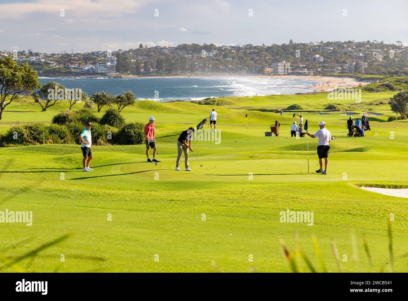 Golfspieler auf dem Golfplatz Long Reef, Northern Beaches, Sydney. Golfplatz mit Meerblick. Blick über Dee Why Beach. Stockfoto