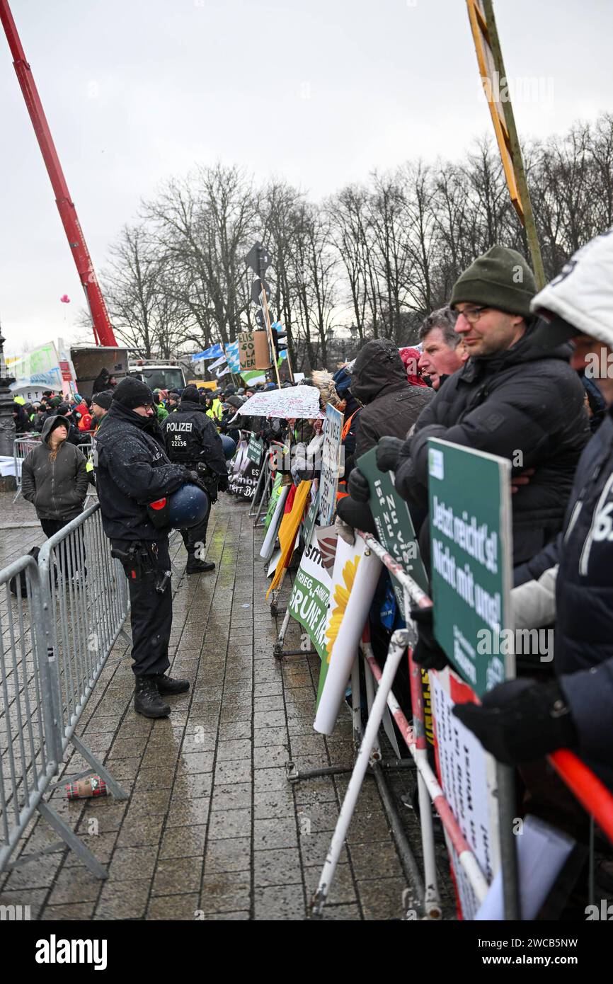Berlin, Deutschland 15. Januar 2024: Bauernproteste in Berlin - Januar 2024 im Bild: Protestierende hinter einer Absperrung vor dem Brandenburger Tor *** Berlin, Deutschland 15. Januar 2024 Bauernproteste in Berlin Januar 2024 im Bild Demonstranten hinter einer Absperrung vor dem Brandenburger Tor Copyright: XFotostandx/xReuhlx Stockfoto
