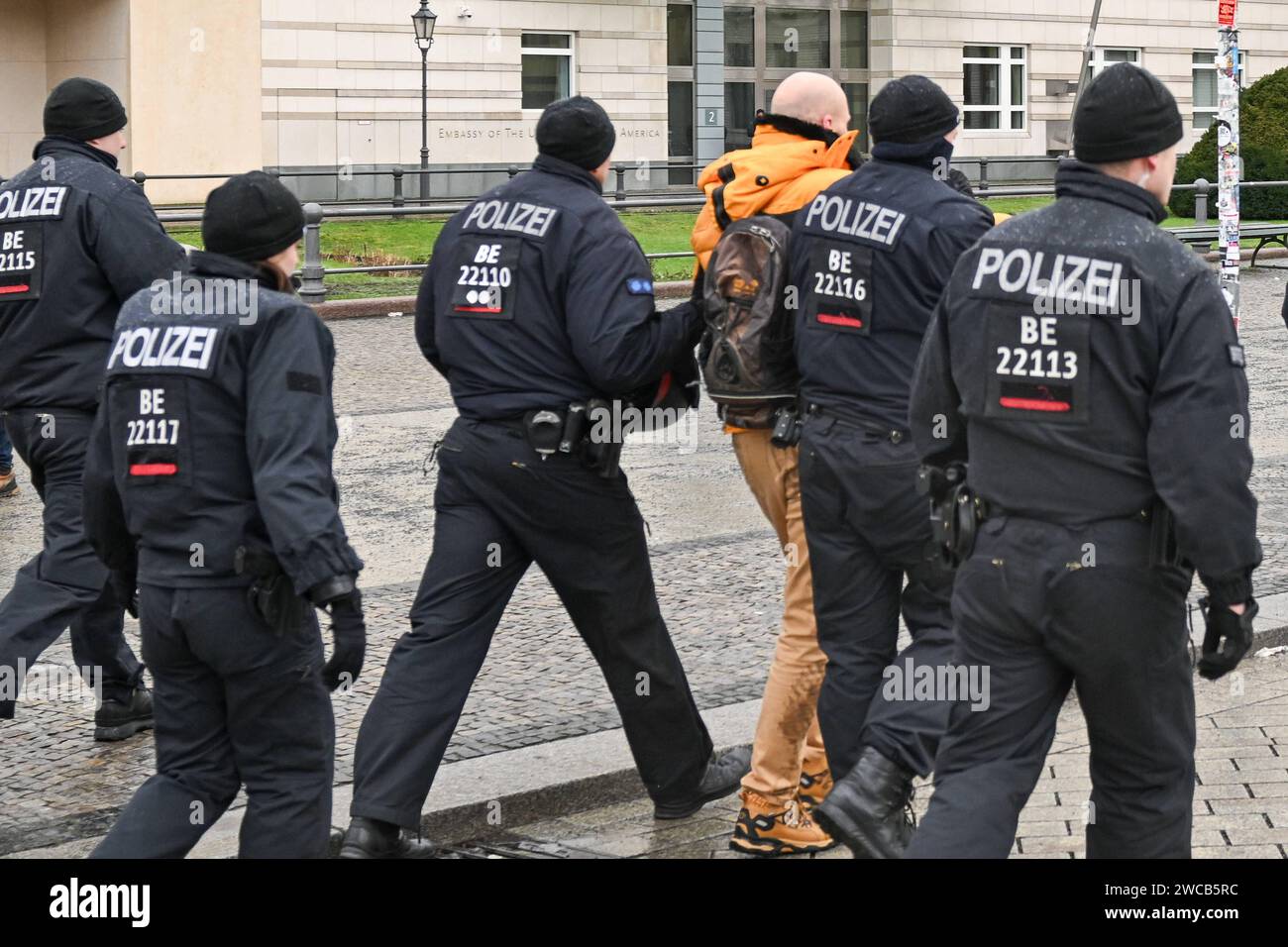 Berlin, Deutschland 15. Januar 2024: Bauernproteste in Berlin - Januar 2024 im Bild: Eine Person wird auf dem Pariser Platz von 5 Polizisten abgeführt *** Berlin, Deutschland 15. Januar 2024 Bauernproteste in Berlin Januar 2024 auf dem Bild wird Eine Person von 5 Polizisten am Pariser Platz weggenommen Copyright: XFotostandx/xReuhlx Stockfoto