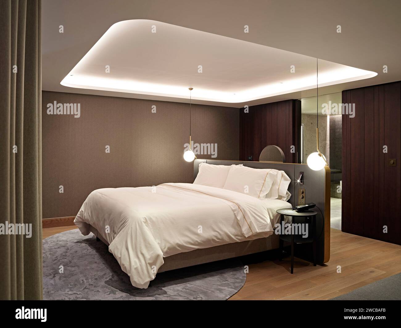 Schlafzimmer mit Beleuchtung. The Westin London City, London, Vereinigtes Königreich. Architekt: Studio Moren, 2022. Stockfoto