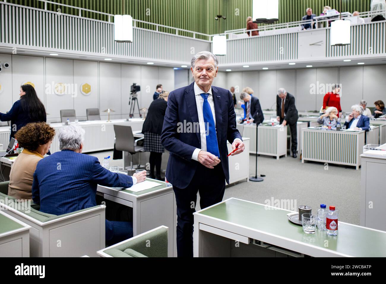 DER HAAG - Senator Martin van Rooijen (50PLUS) während der Diskussion des Dispersionsgesetzes durch den Senat. Das Gesetz des scheidenden Staatssekretärs Eric van der Burg (VVD, Justiz und Sicherheit) muss eine gleichmäßigere Verteilung der Asylbewerber im ganzen Land gewährleisten und es in extremen Fällen ermöglichen, die Kommunen zur Aufnahme von Asylbewerbern zu zwingen. ANP RAMON VAN FLYMEN niederlande aus - belgien aus Stockfoto