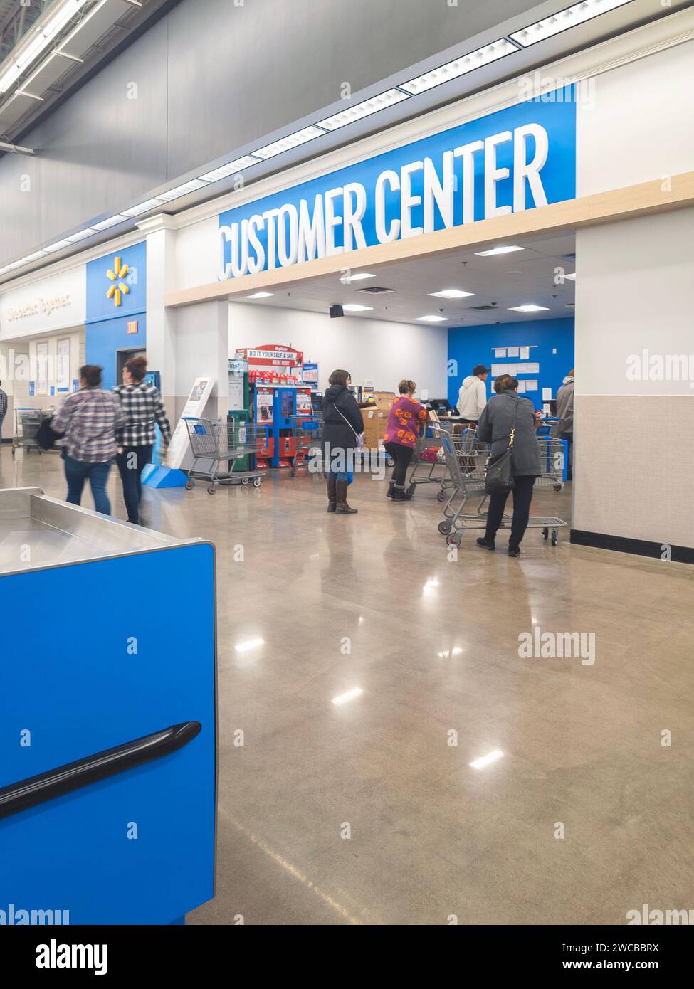 New Hartford, NY - 1. Dezember 2023: Customer Center des Walmart Supercenters mit Kunden, die auf Rückgabe und Umtausch warten. Stockfoto