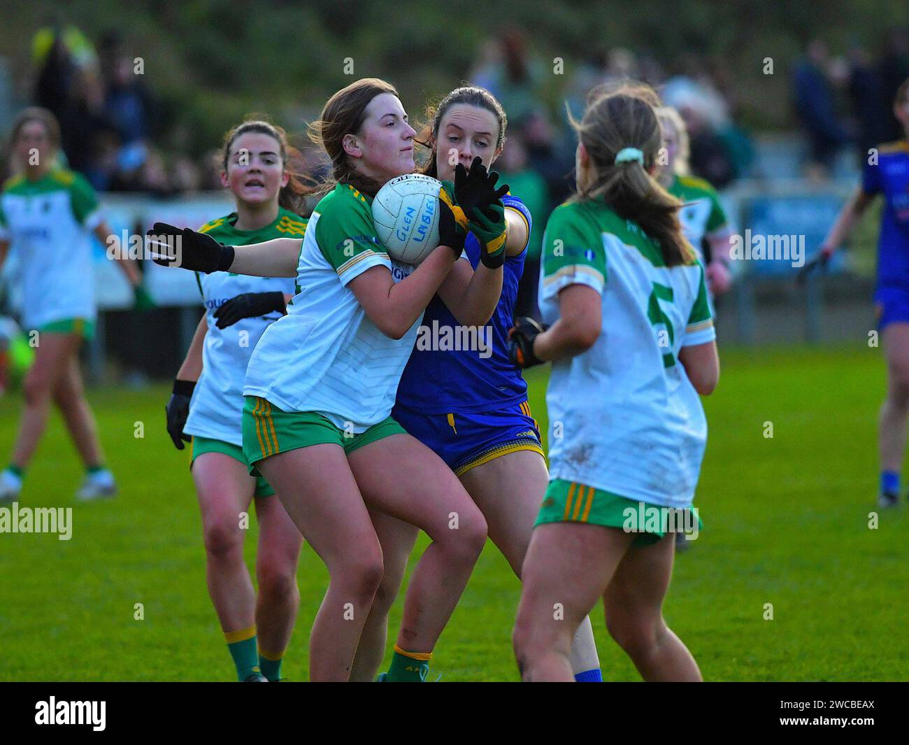 Gälische Spiele. Steelstowns Anna Boyle kämpft mit Glen’s Eimear Hinds. Foto: George Sweeney/Alamy Stockfoto