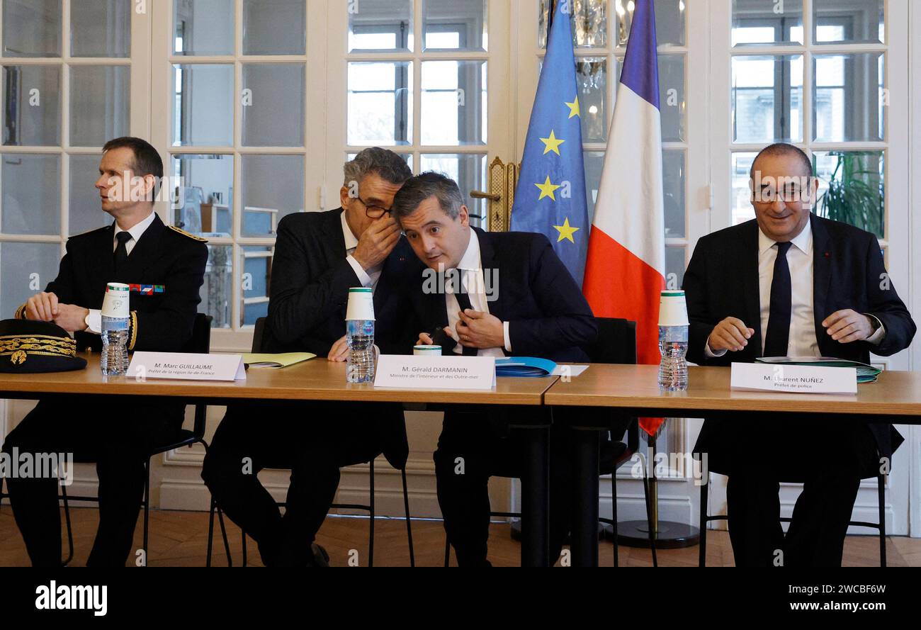 Der französische Innenminister Gerald Darmanin (2ndR), der Pariser Polizeipräfekt Laurent Nunez (R) und der Präfekte der Region Ile-de-France Marc Guillaume (2ndL) nehmen am 15. Januar 2024 an einer Sitzung zu den Olympischen Spielen in Paris im Hauptquartier der Unterpräfektur Saint-Denis in Saint-Denis, nördlich von Paris, Teil. Die Olympischen Spiele in Paris finden vom 26. Juli bis 11. August statt. Foto: Geoffroy Van der Hasselt/Pool/ABACAPRESS.COM Stockfoto