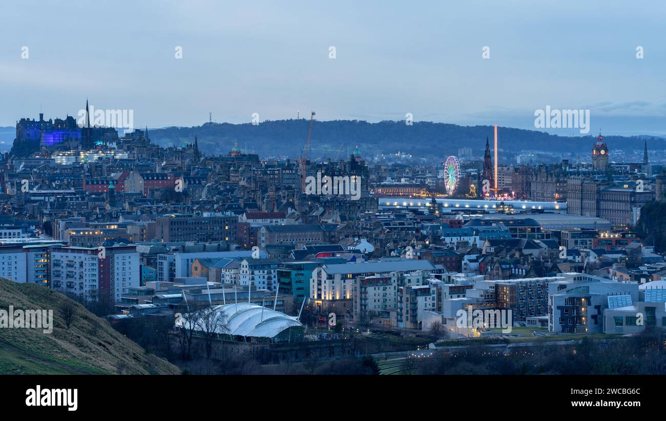 Panoramablick auf Edinburgh bei Nacht, vom Arthurs Seat. Holyrood, Edinburgh, Schottland. Januar 2024. Stockfoto