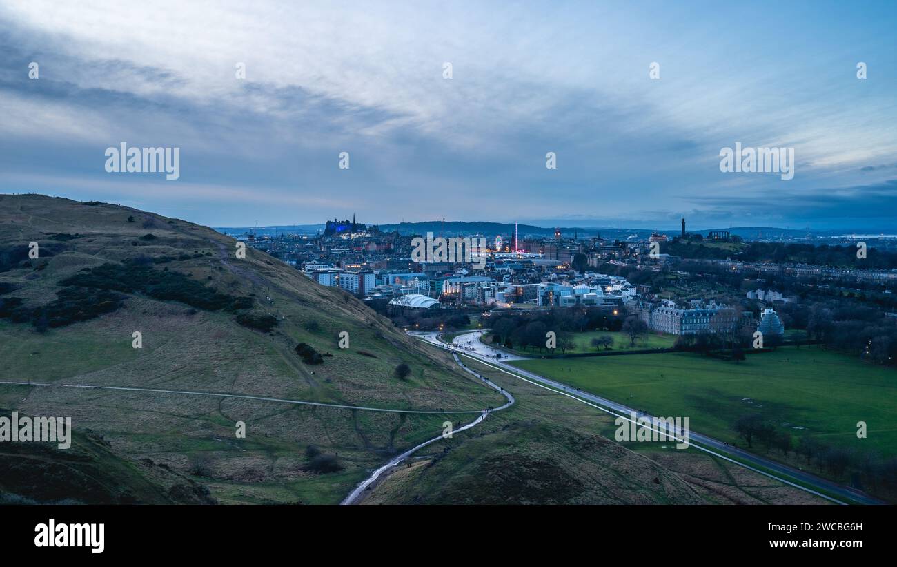 Panoramablick auf Edinburgh bei Nacht, vom Arthurs Seat. Holyrood, Edinburgh, Schottland. Januar 2024. Stockfoto