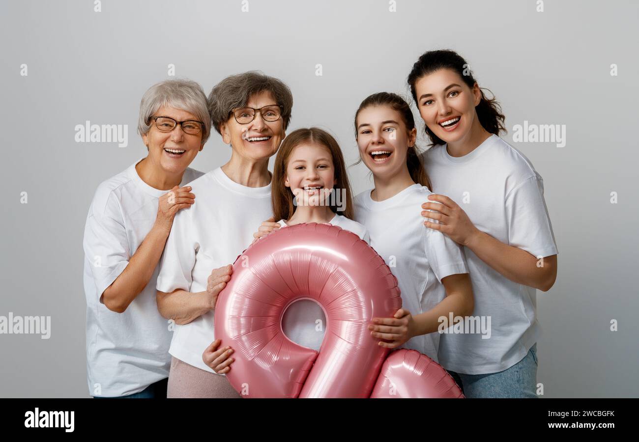 Happy Day. Kinder Töchter, Mutter und Großmütter mit Luftballon. Familienurlaub und Zweisamkeit. Konzept des Internationalen Frauentages. Stockfoto