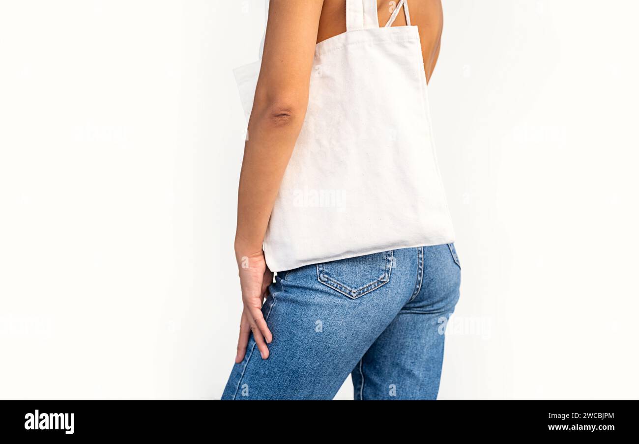 Unerkennbare Dame mit weißer Öko-Tragetasche. Nachhaltiger Lebensstil. Stockfoto