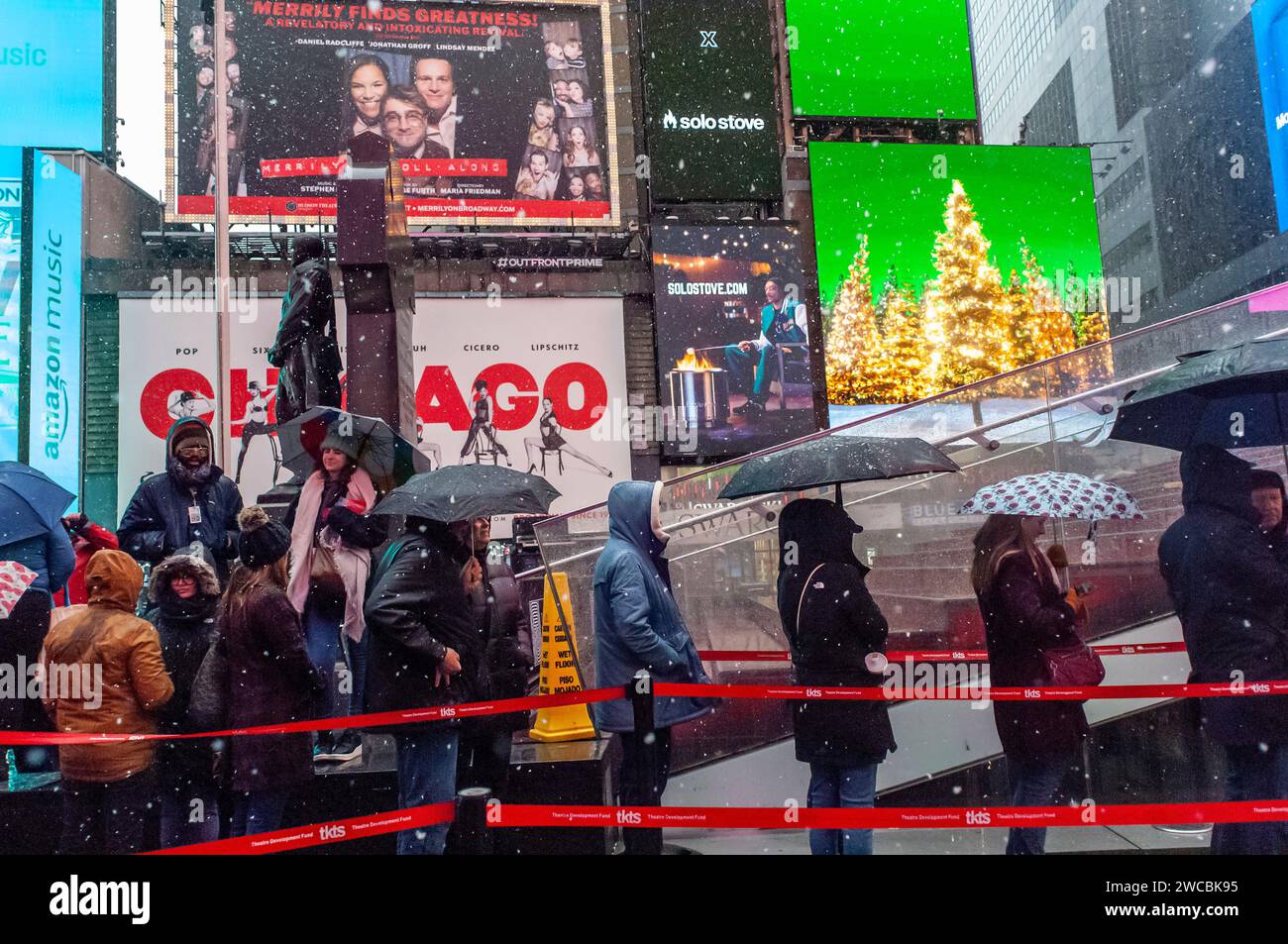 Besucher des Times Square am Sonntag, den 7. Januar 2024, kämpfen mit