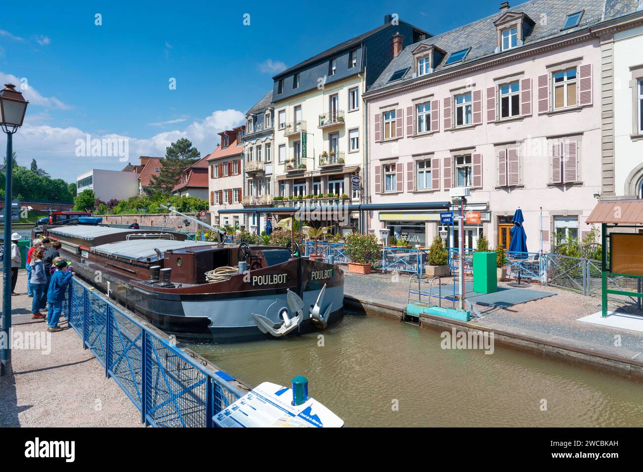 Frachtschiff in Schleuse des Rhein-Marne-Kanals, Saverne, Elsass, Frankreich, Europa Stockfoto