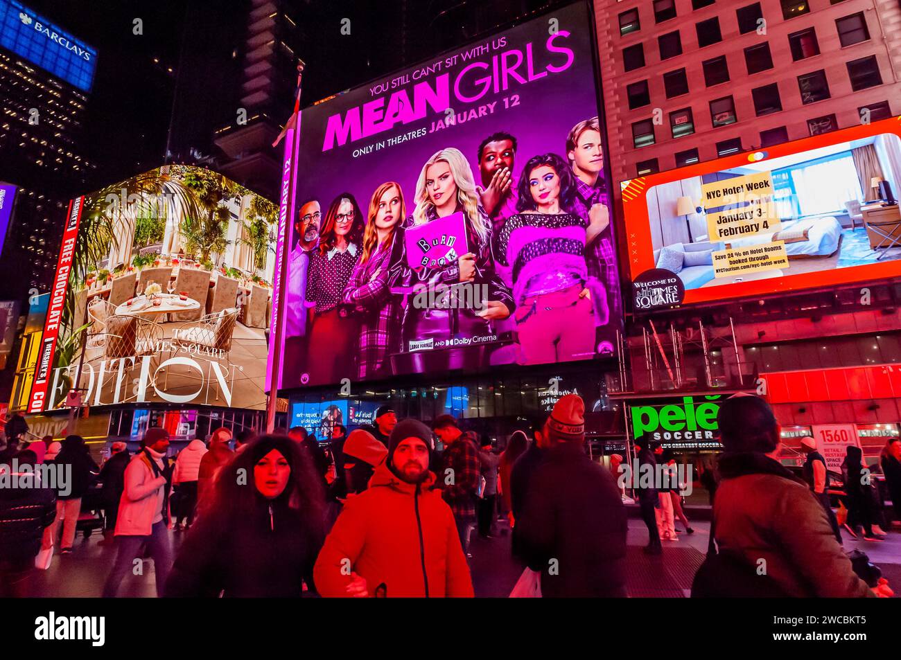 Werbung für das Musical ÒMean GirlsÓ, basierend auf dem Broadway-Musical, das auf dem Film 2004 basiert, am Mittwoch, den 10. Januar 2024, auf dem Times Square in New York. Der Film wird am 12. Januar in den Kinos veröffentlicht. © Richard B. Levine) Stockfoto