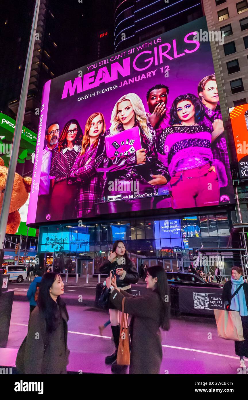 Werbung für das Musical ÒMean GirlsÓ, basierend auf dem Broadway-Musical, das auf dem Film 2004 basiert, am Mittwoch, den 10. Januar 2024, auf dem Times Square in New York. Der Film wird am 12. Januar in den Kinos veröffentlicht. © Richard B. Levine) Stockfoto