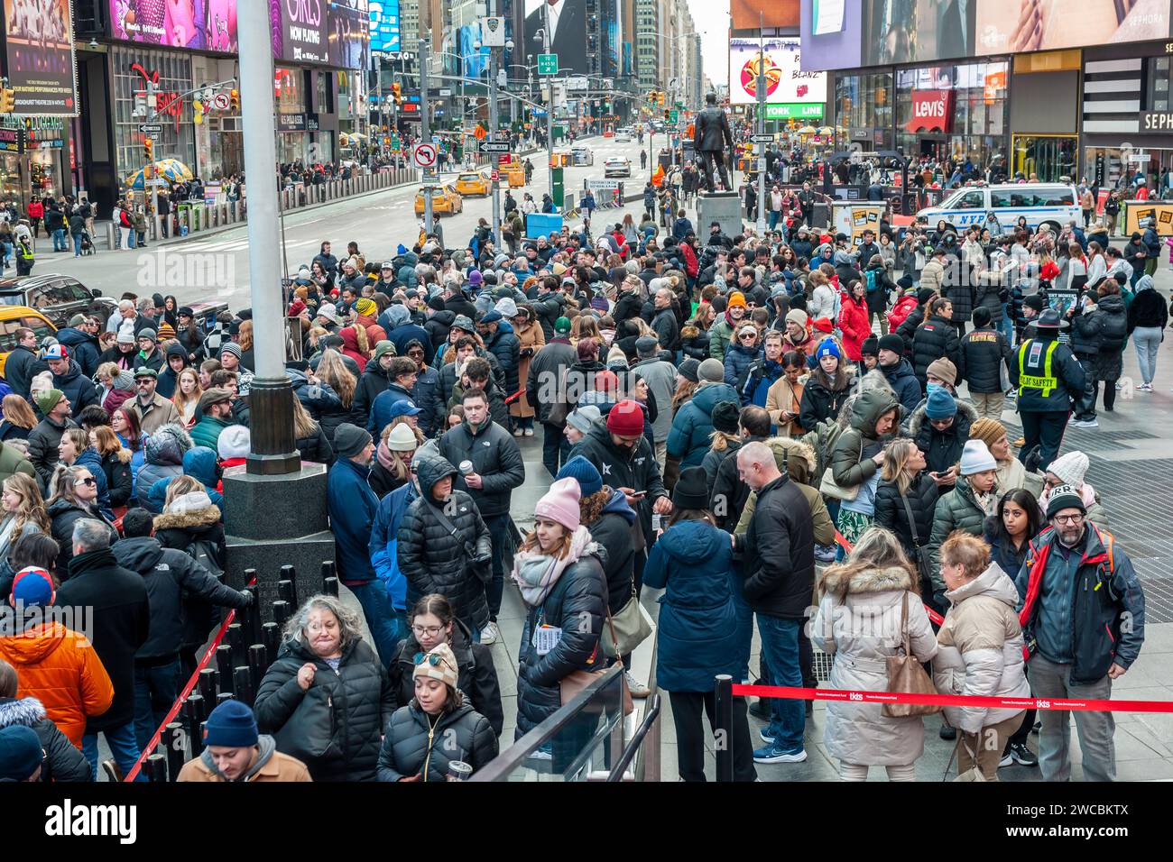 Am Sonntag, den 14. Januar 2024, stehen am Times Square viele Leute an, um Eintrittskarten für das Broadway-Theater zum halben Preis am TKTS-Stand zu erhalten. © Richard B. Levine) Stockfoto